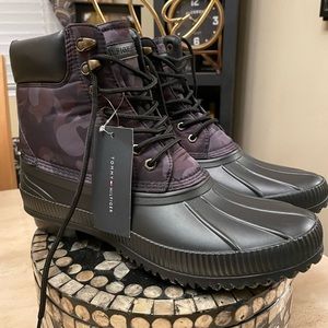 Men’s Tommy Hilfiger Camo Rain Boots (tiny paint splatter) Read Description
